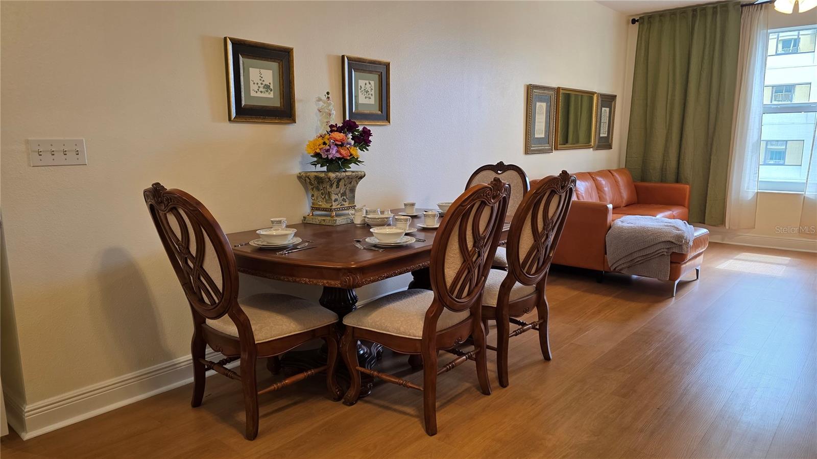 Listing photo id 2 for 628 Cleveland Street 905