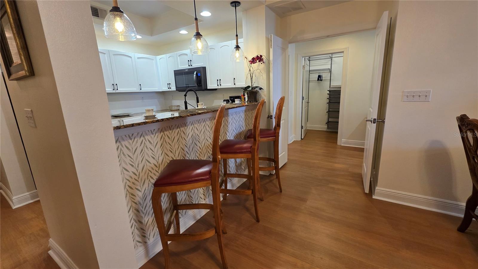 Listing photo id 3 for 628 Cleveland Street 905