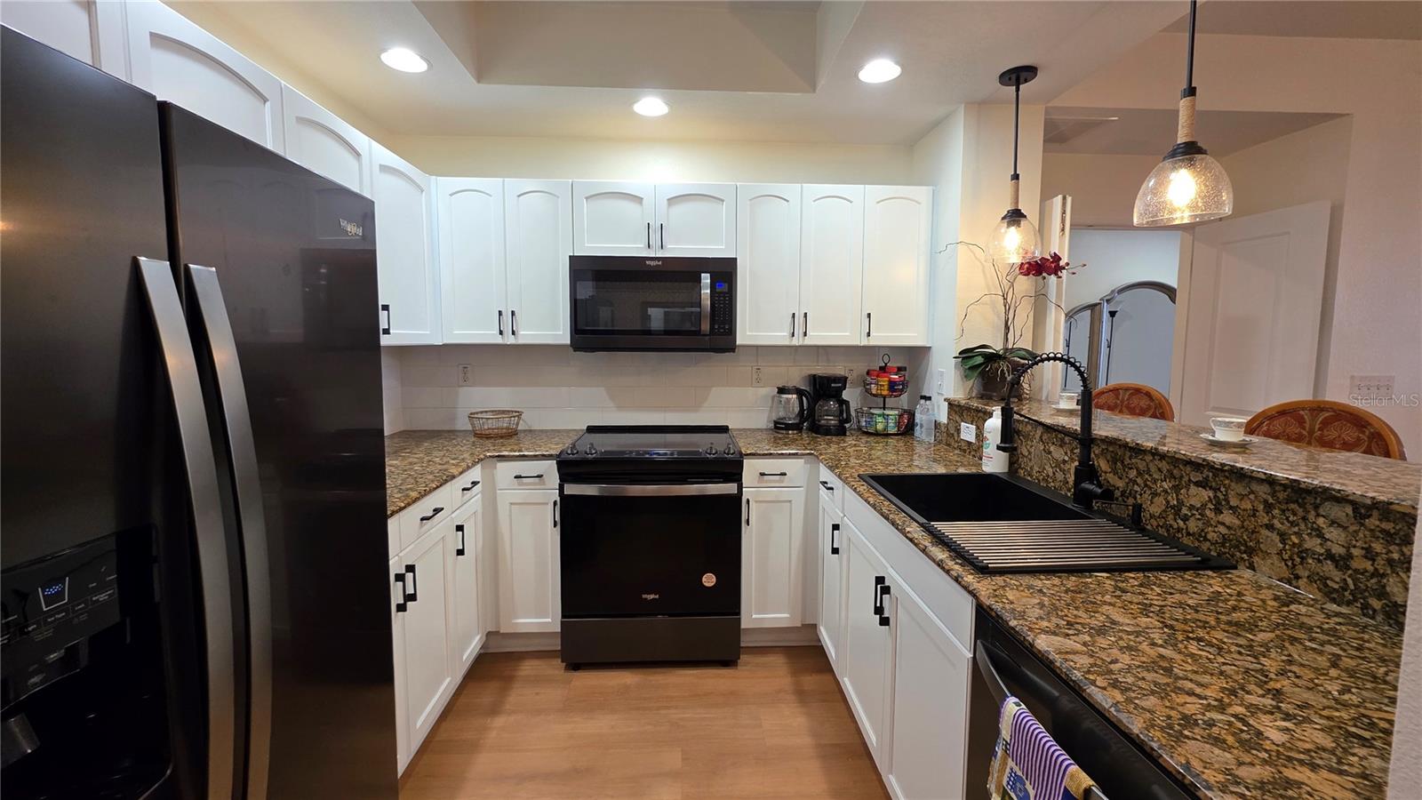 Listing photo id 4 for 628 Cleveland Street 905