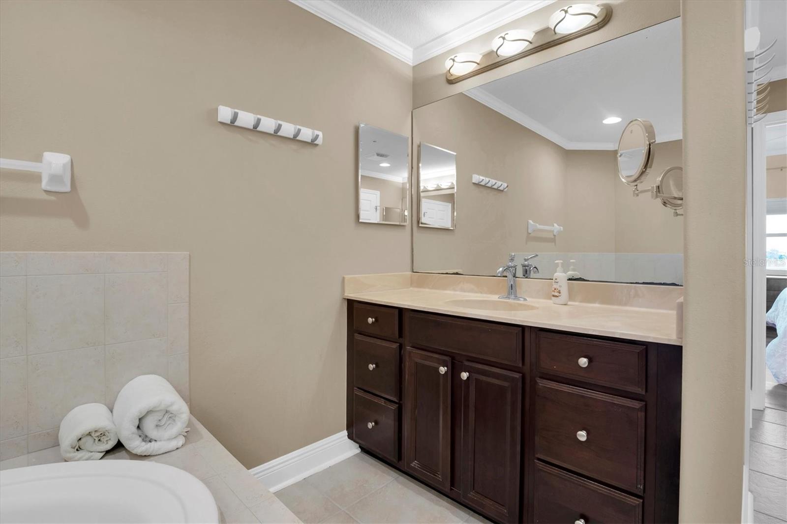 Image 22 of 46 For 7069 Key Haven Road 504