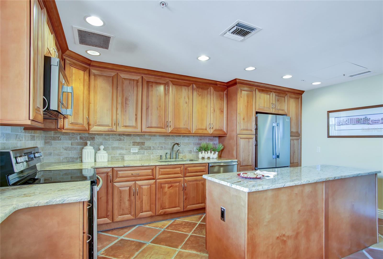 Image 63 of 81 For 16700 Gulf Boulevard 326