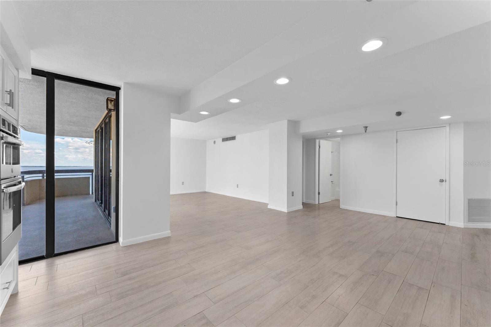 Image 11 of 37 For 2413 Bayshore Boulevard 1401