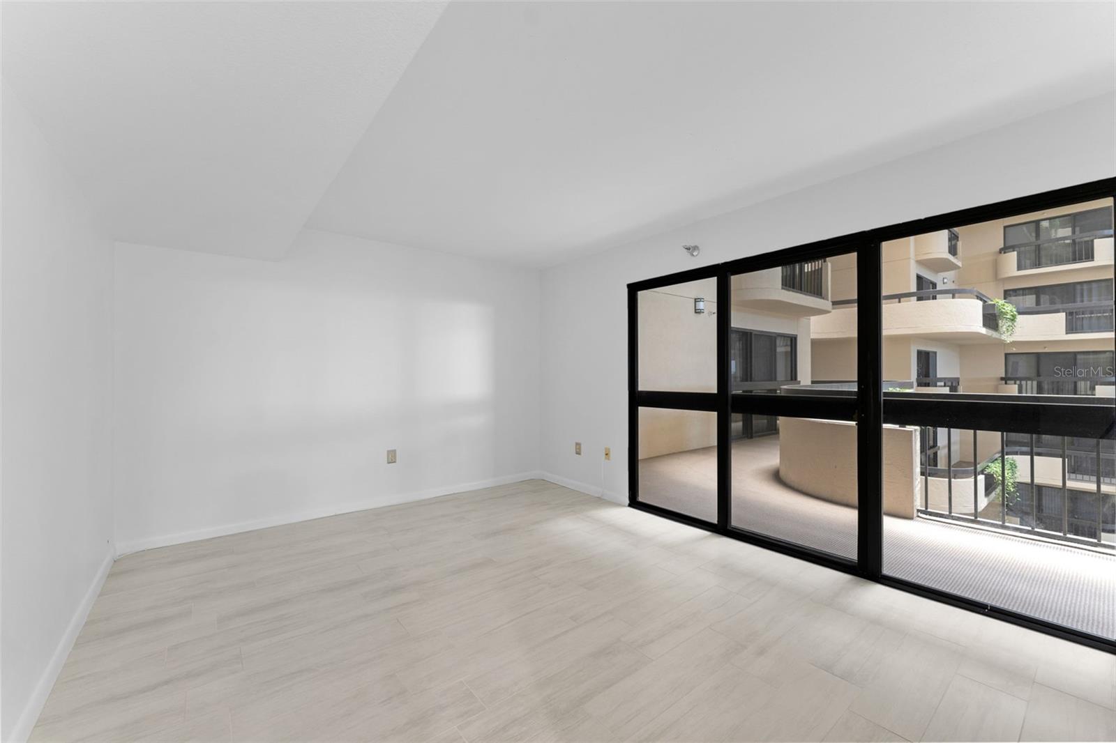 Image 25 of 37 For 2413 Bayshore Boulevard 1401