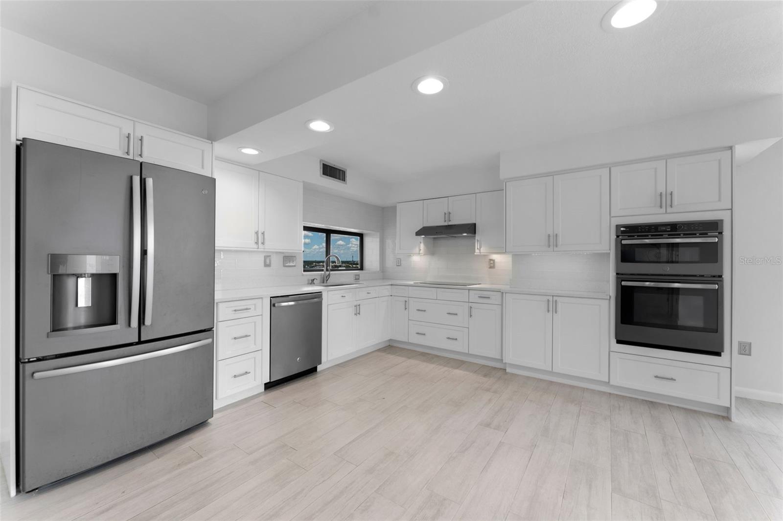 Image 8 of 37 For 2413 Bayshore Boulevard 1401