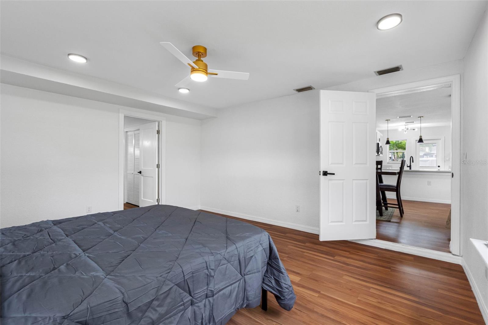 Image 15 of 71 For 2413 Baywood Drive E