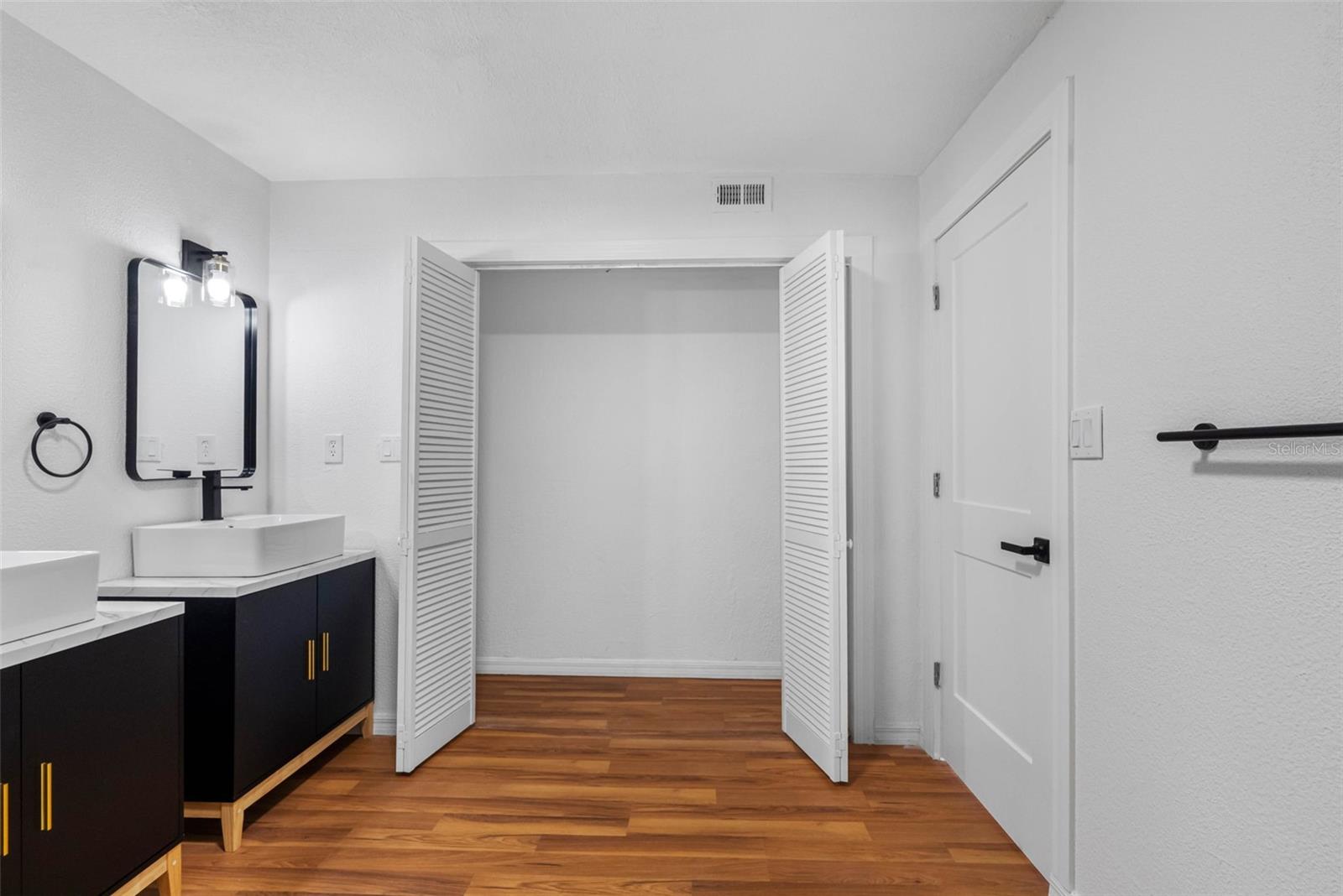 Image 19 of 71 For 2413 Baywood Drive E