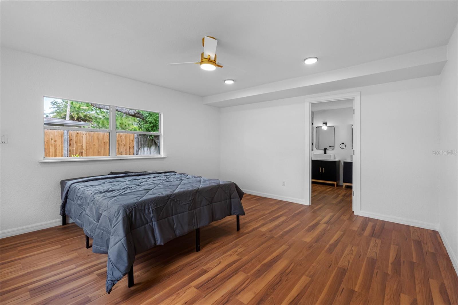 Image 21 of 71 For 2413 Baywood Drive E