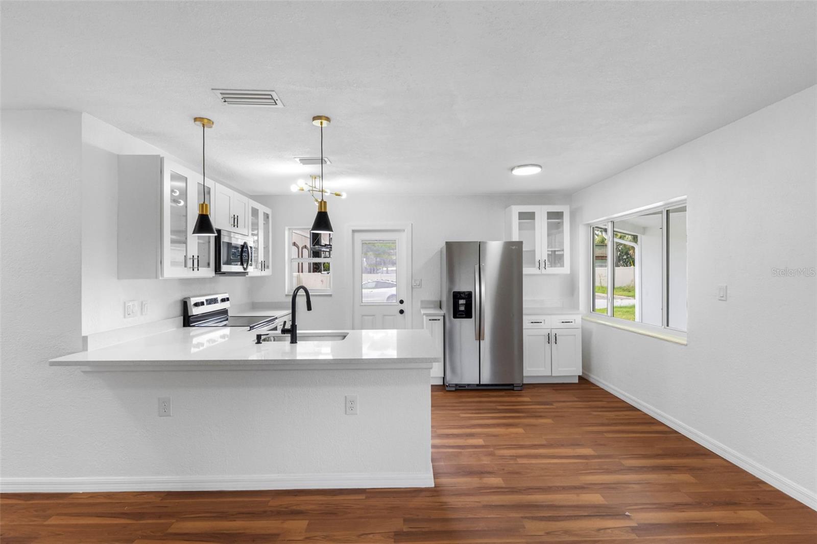 Image 6 of 71 For 2413 Baywood Drive E