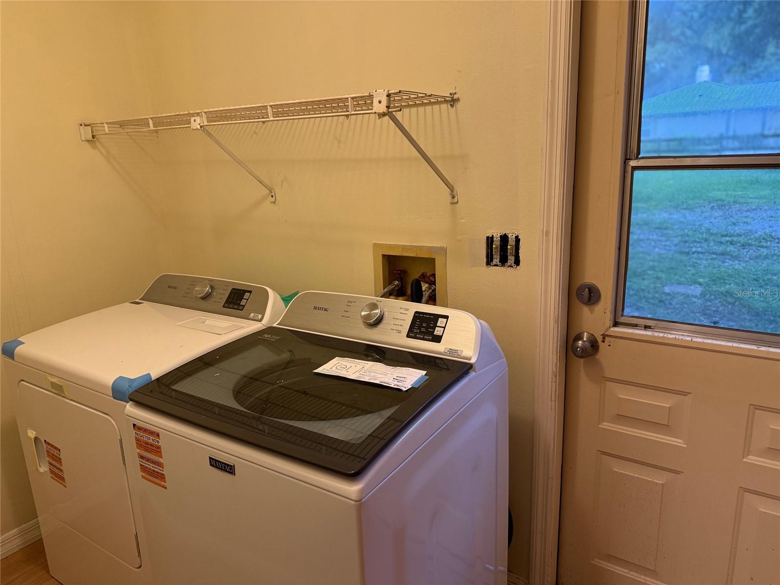 Listing photo id 2 for 12720 Jan Street