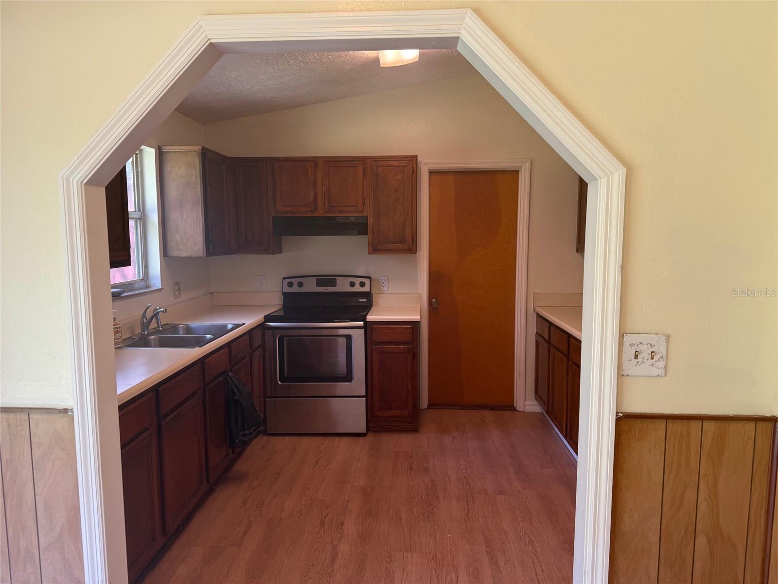 Listing photo id 3 for 12720 Jan Street