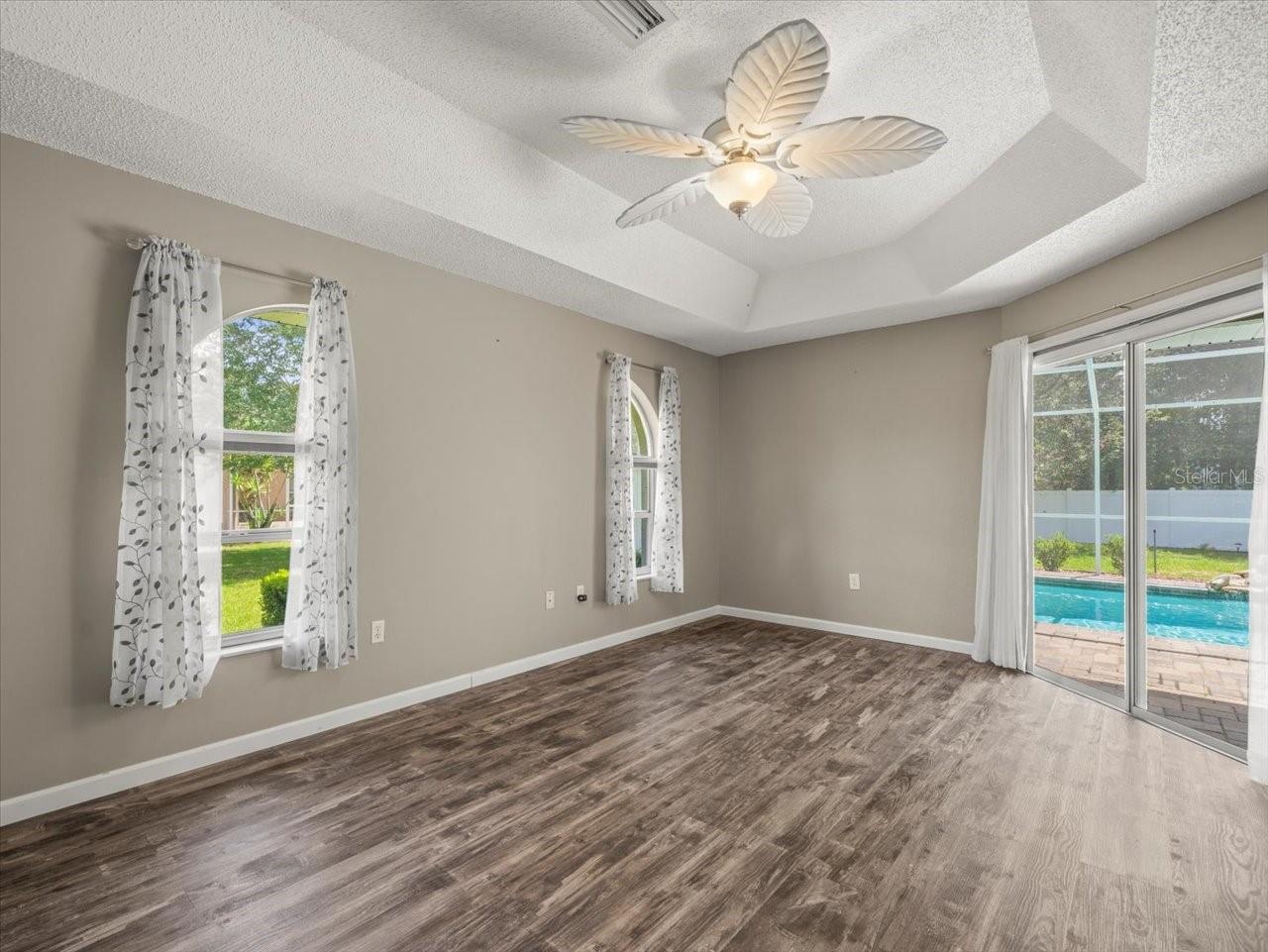 Image 21 of 59 For 14717 Linden Drive