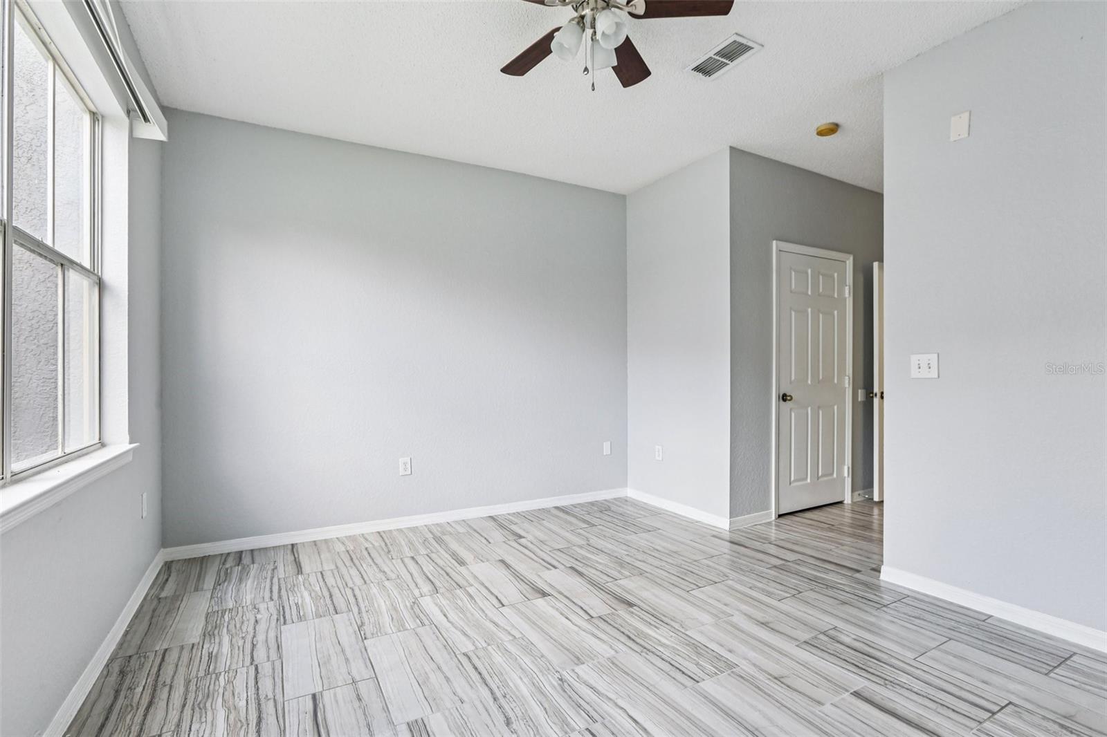 Image 10 of 25 For 18001 Richmond Place Drive 117