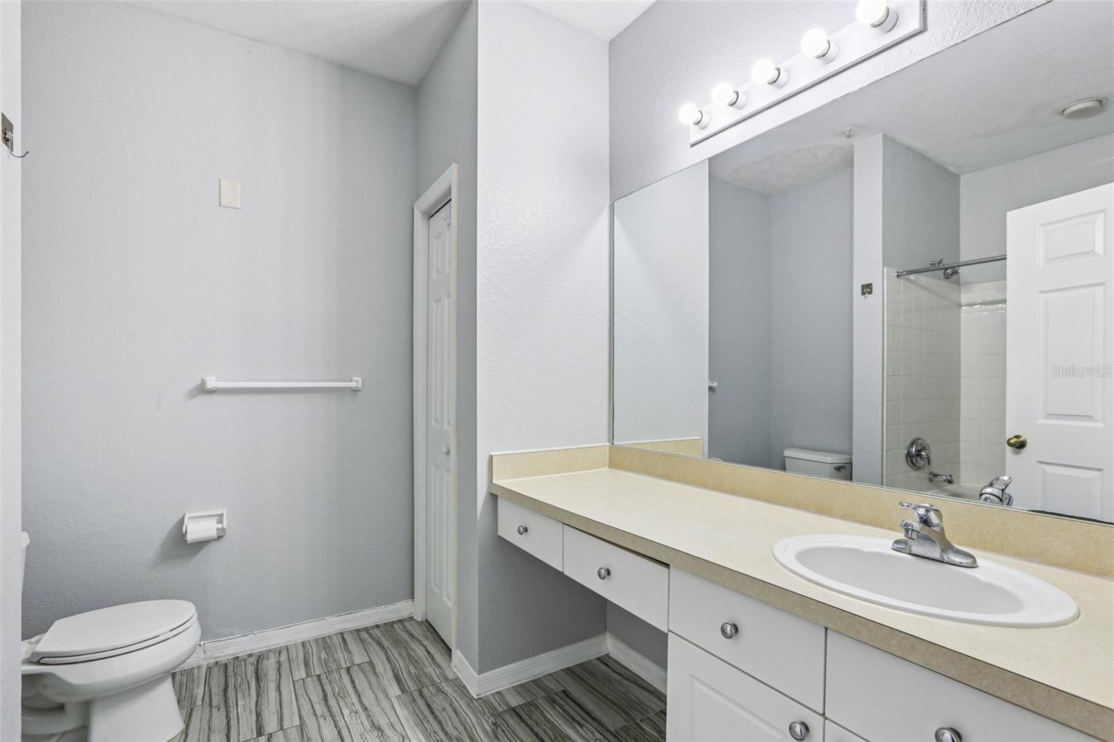 Image 11 of 25 For 18001 Richmond Place Drive 117
