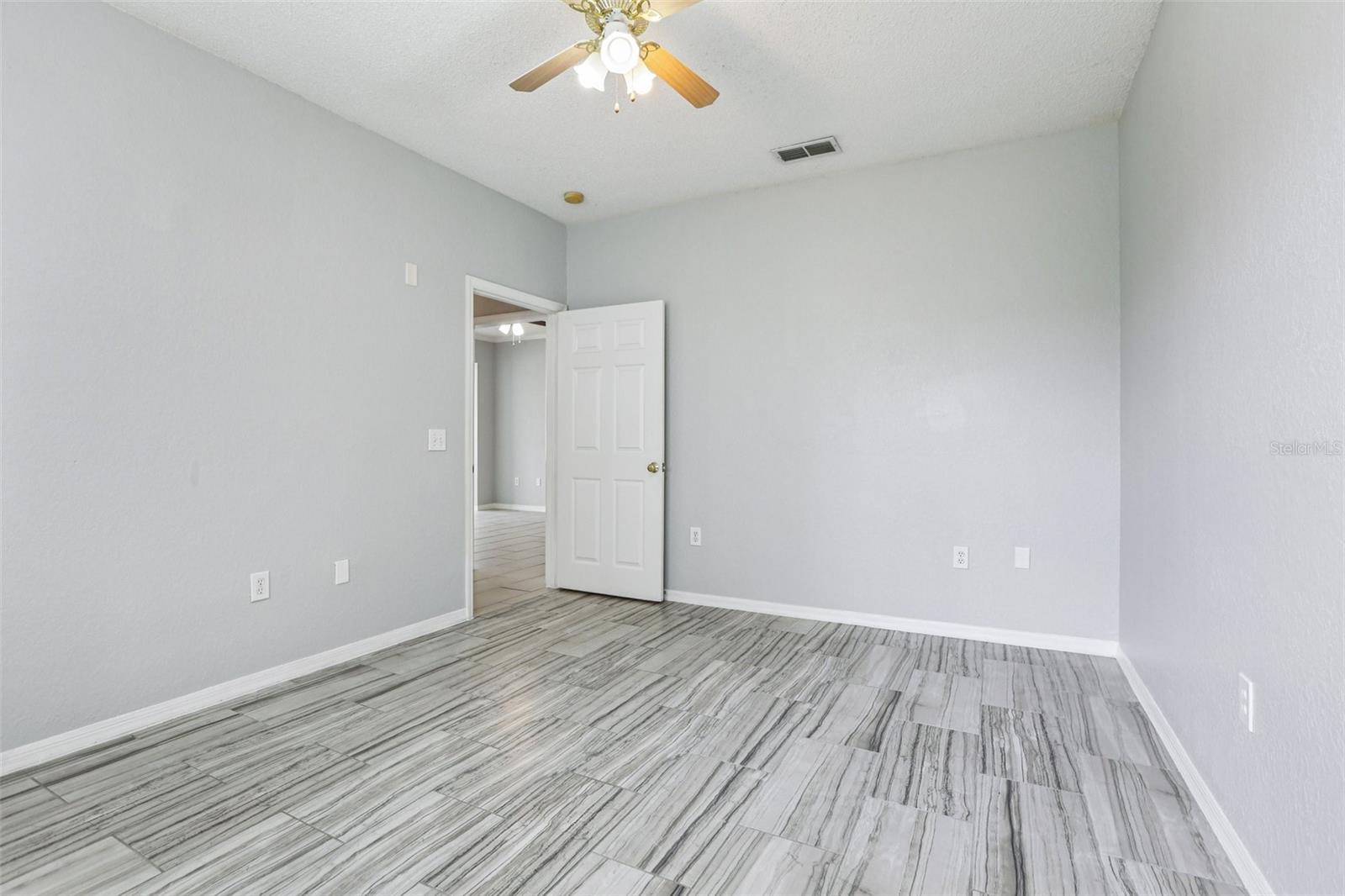 Image 17 of 25 For 18001 Richmond Place Drive 117