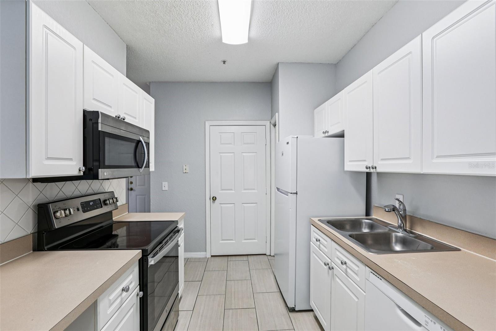 Image 6 of 25 For 18001 Richmond Place Drive 117