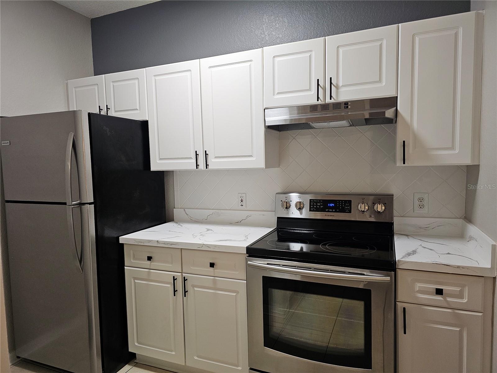 Image 3 of 18 For 18001 Richmond Place Drive 1010