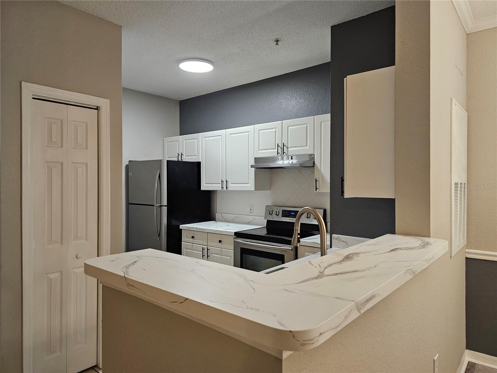 Image 4 of 18 For 18001 Richmond Place Drive 1010