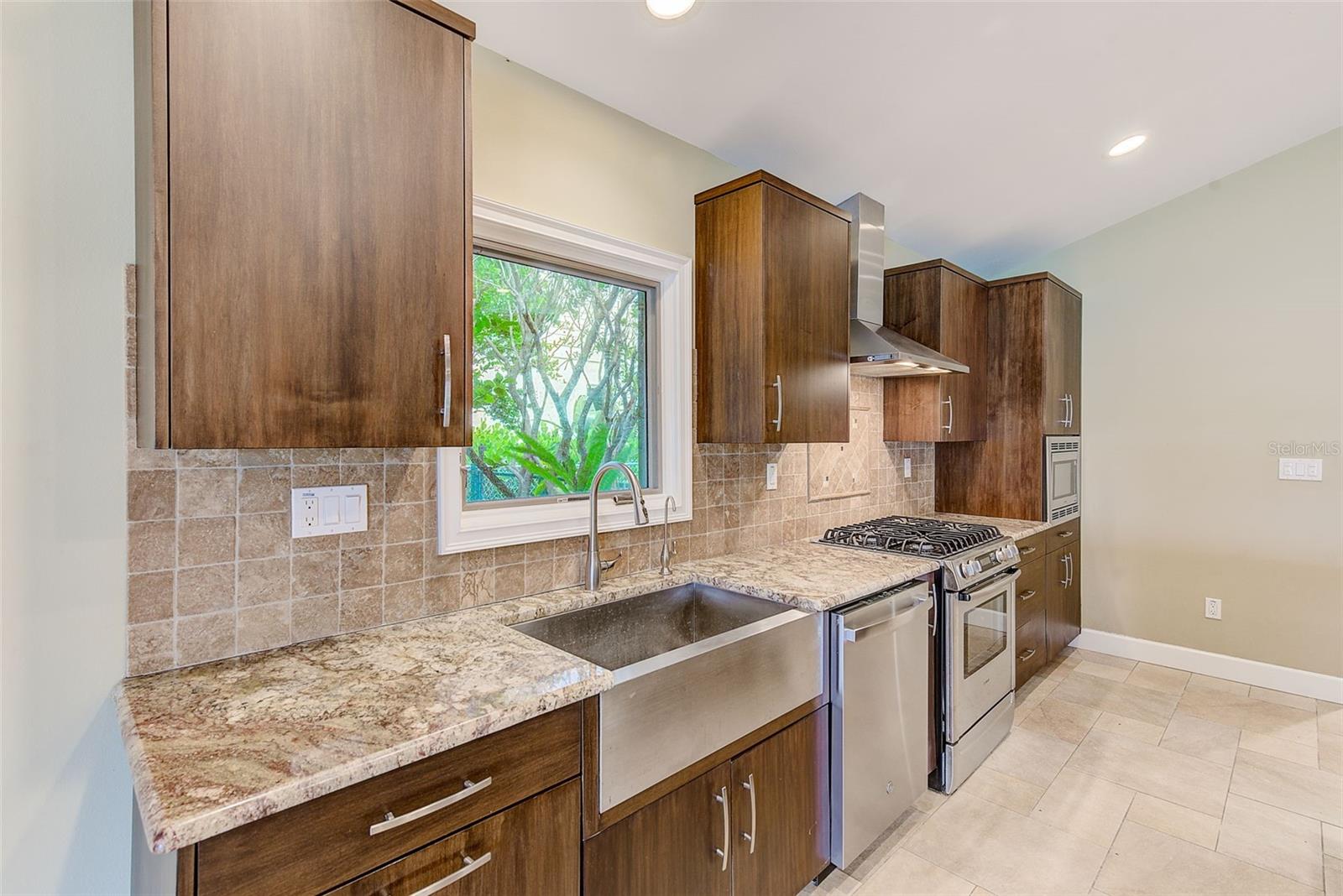 Image 11 of 58 For 410 Harbor View Lane