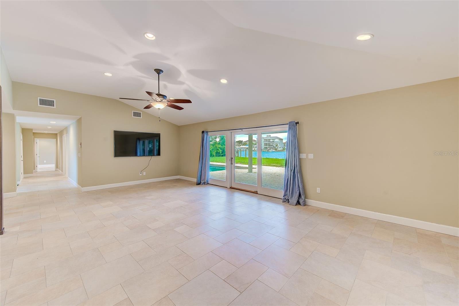 Image 15 of 58 For 410 Harbor View Lane
