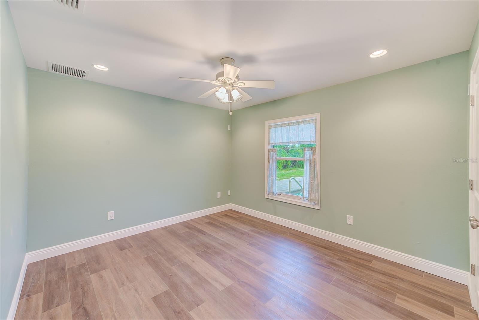 Image 30 of 58 For 410 Harbor View Lane