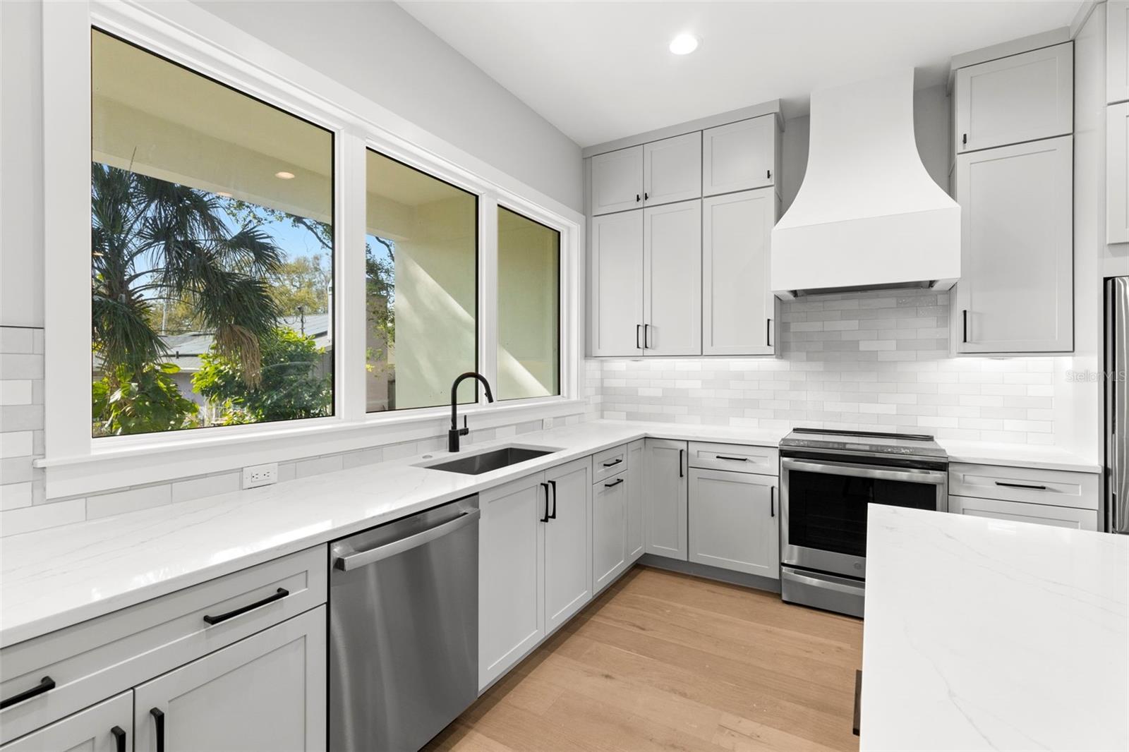 Image 28 of 34 For 220 Hesperides Street N