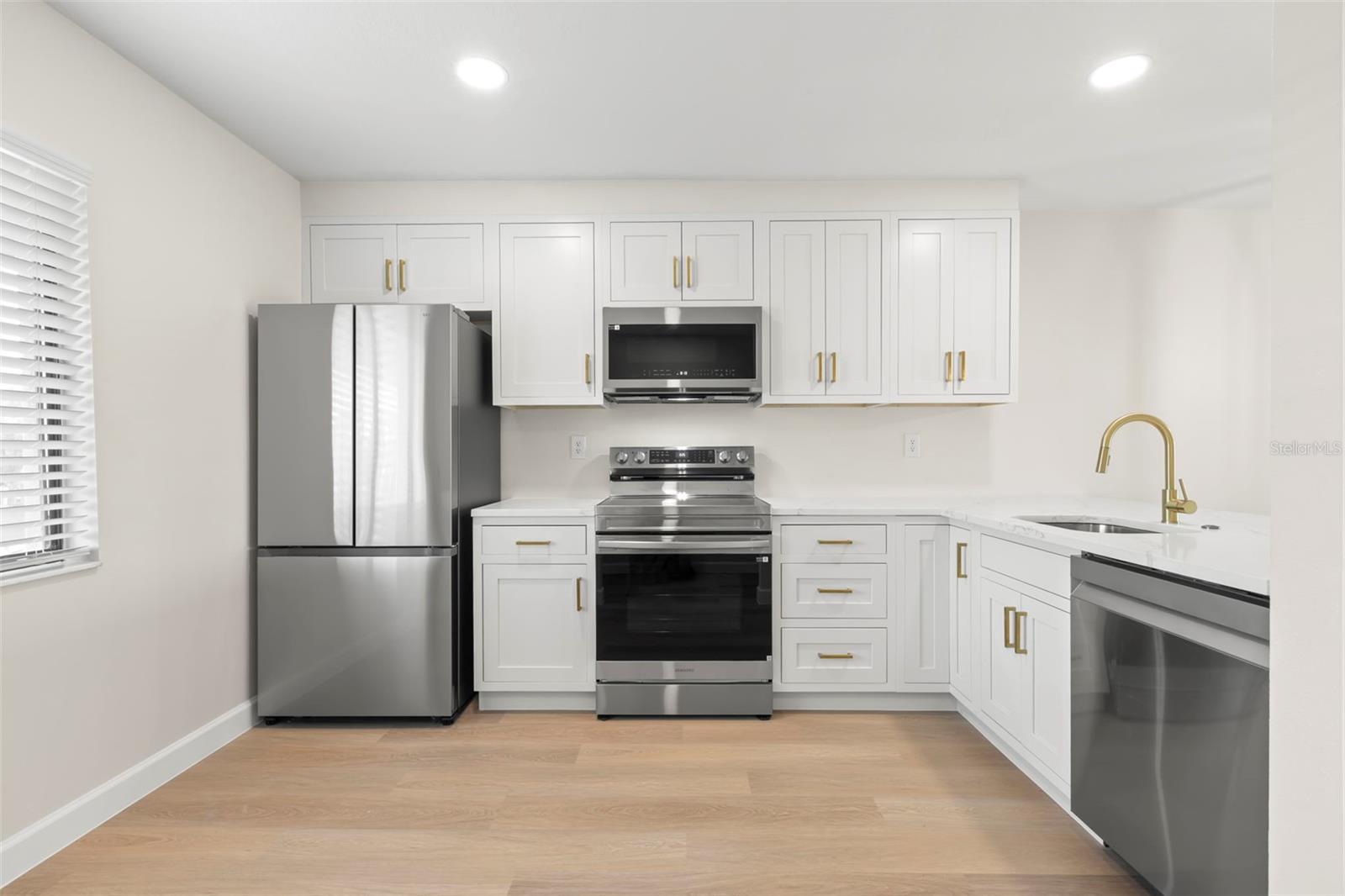 Image 7 of 56 For 106 Lakeview Place 106