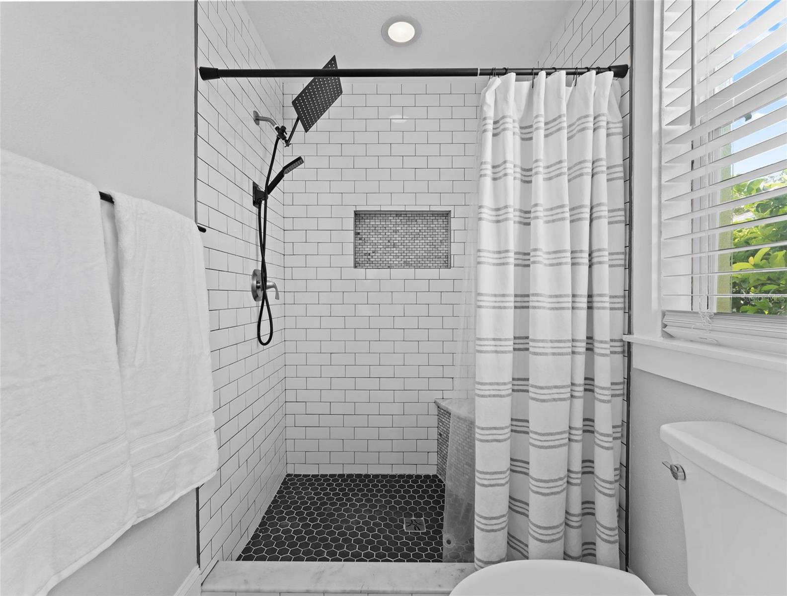 Image 22 of 68 For 18120 Sandy Pointe Drive