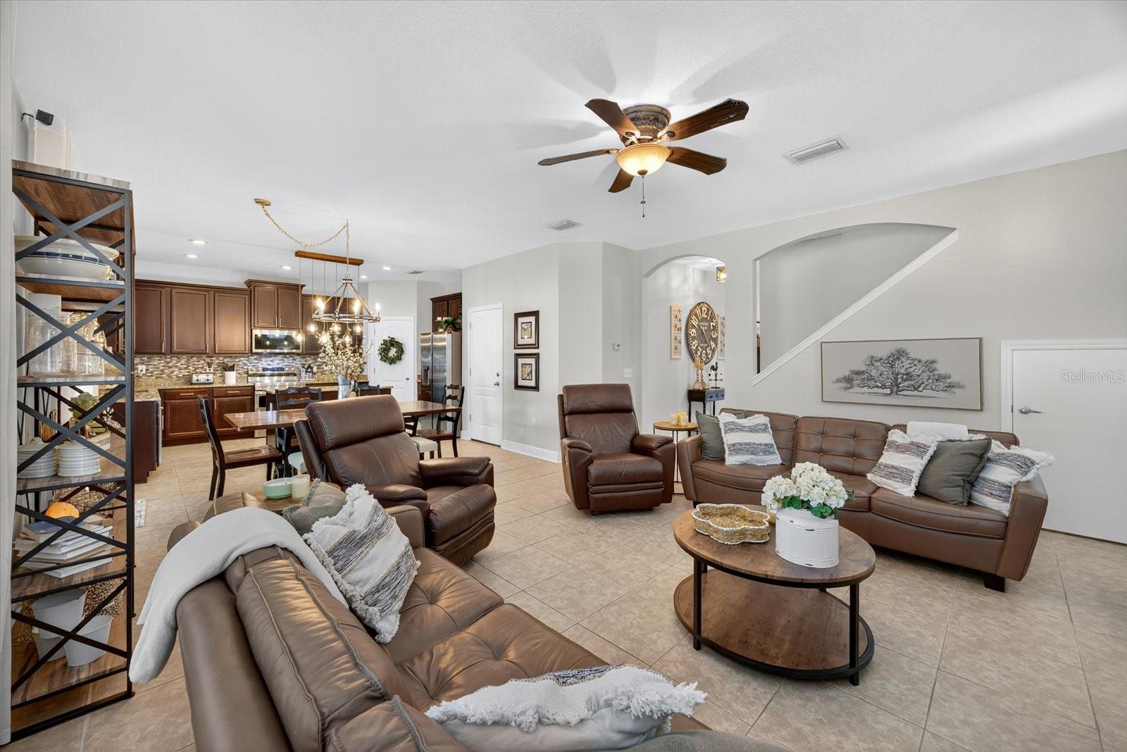 Listing photo id 8 for 6907 Wall Street