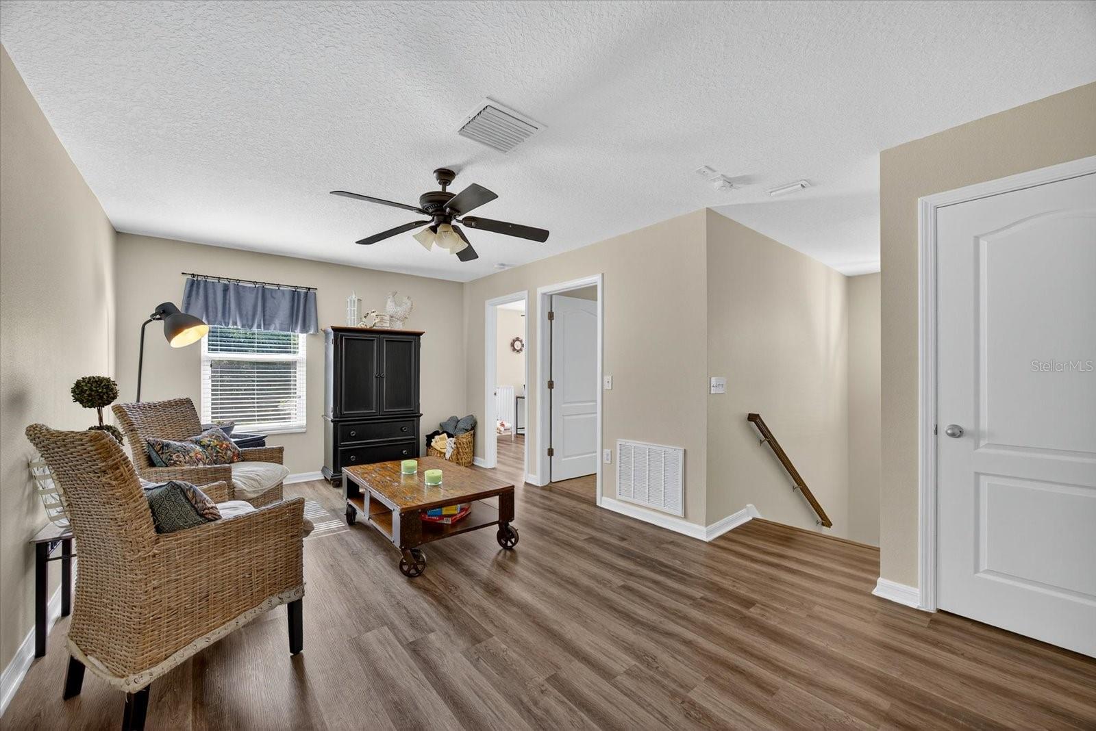Listing photo id 13 for 6907 Wall Street