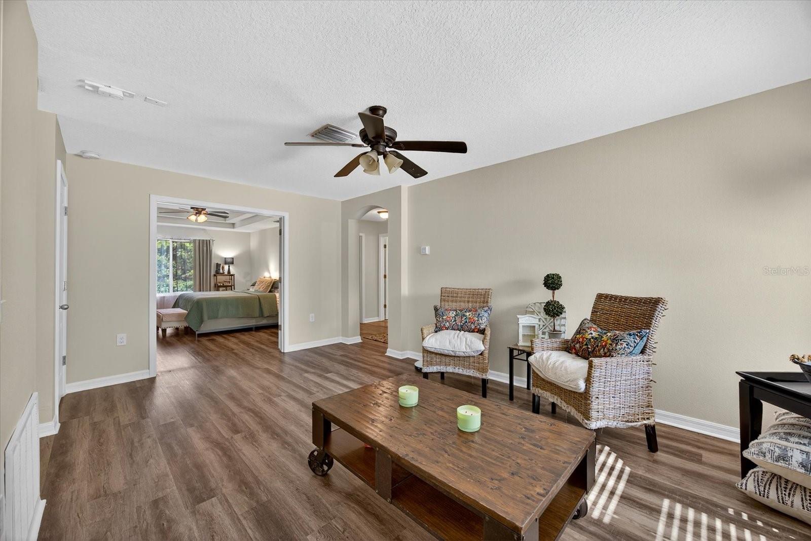 Listing photo id 14 for 6907 Wall Street
