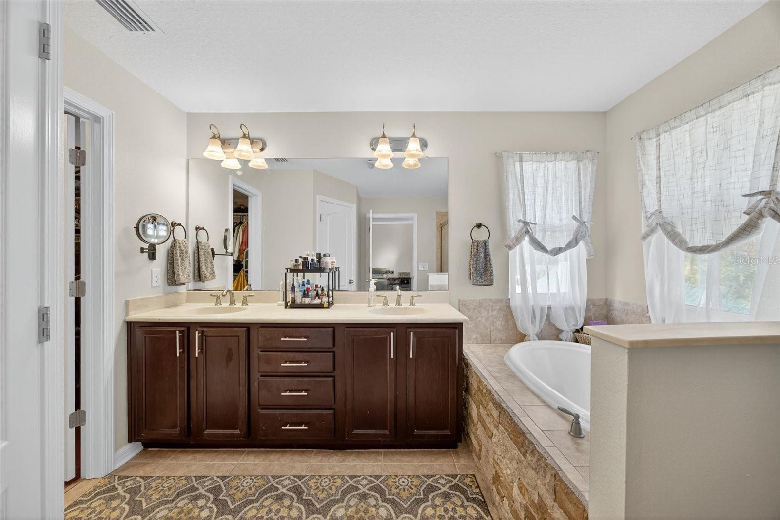 Listing photo id 18 for 6907 Wall Street