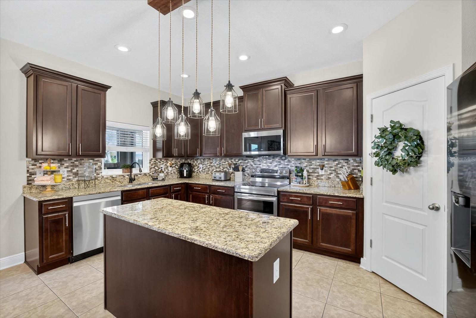 Listing photo id 4 for 6907 Wall Street