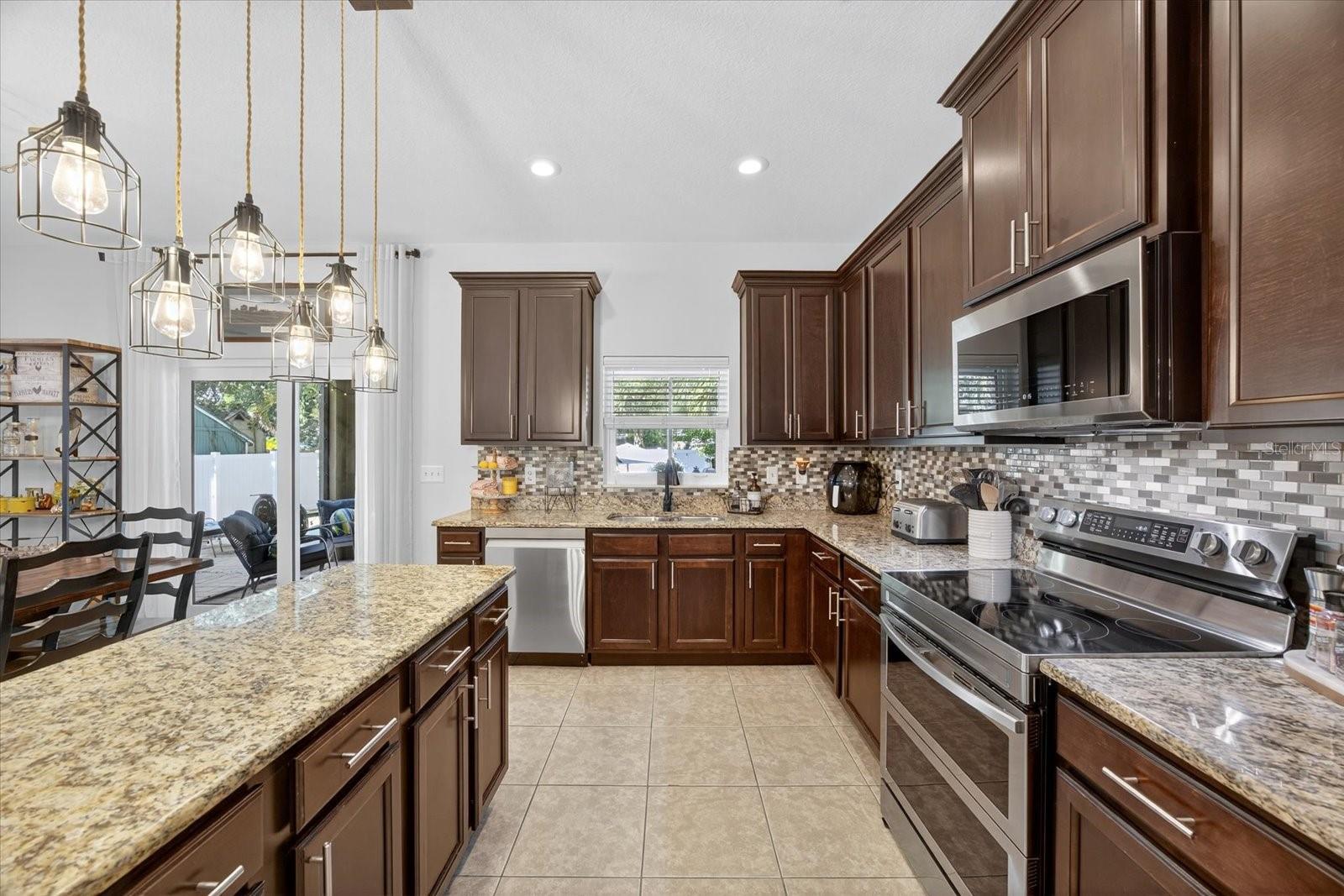 Listing photo id 5 for 6907 Wall Street