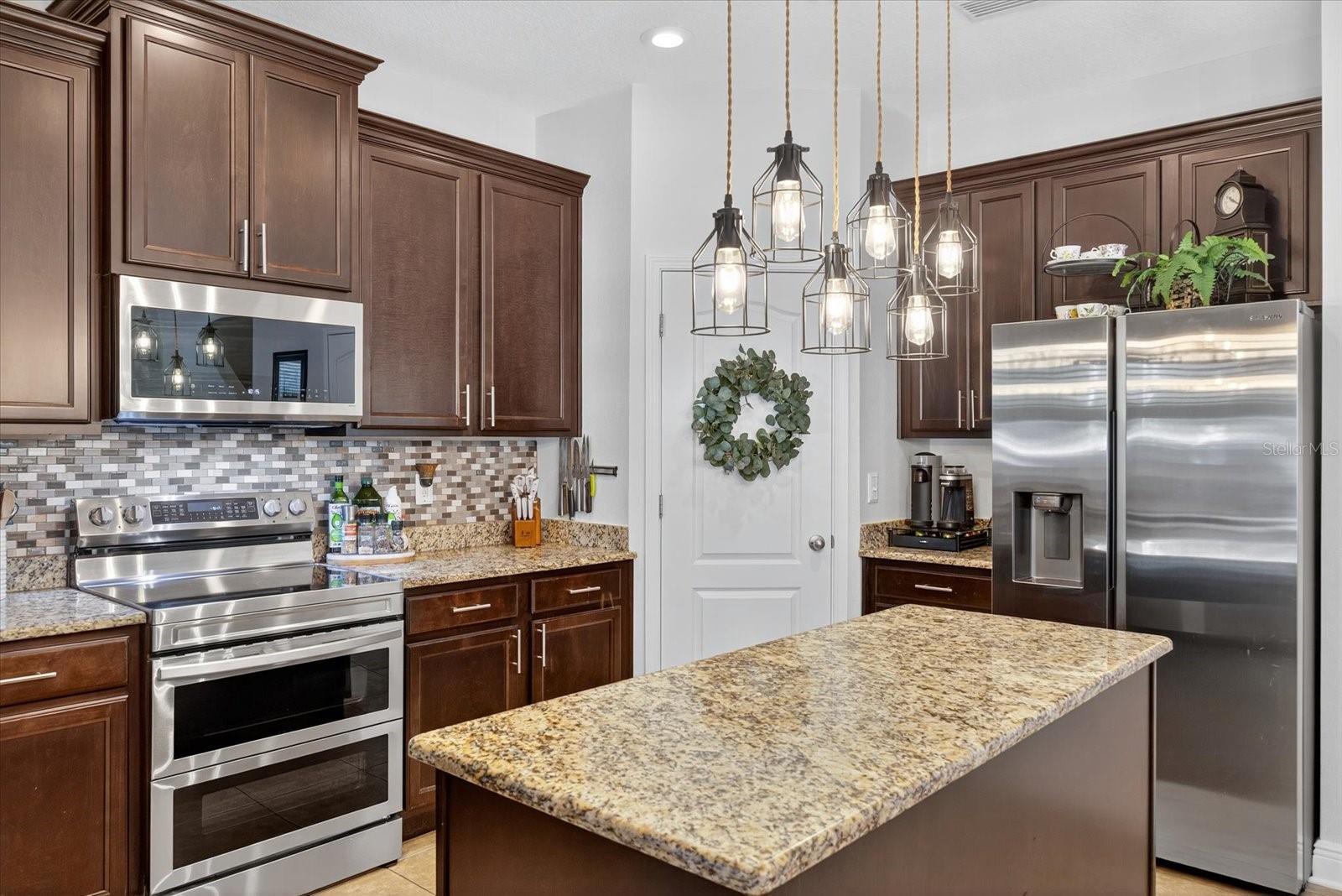 Listing photo id 6 for 6907 Wall Street