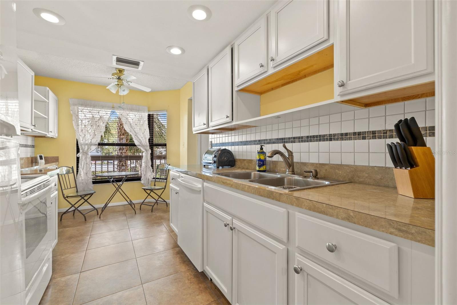 Listing photo id 9 for 1316 Pasadena Avenue S 202