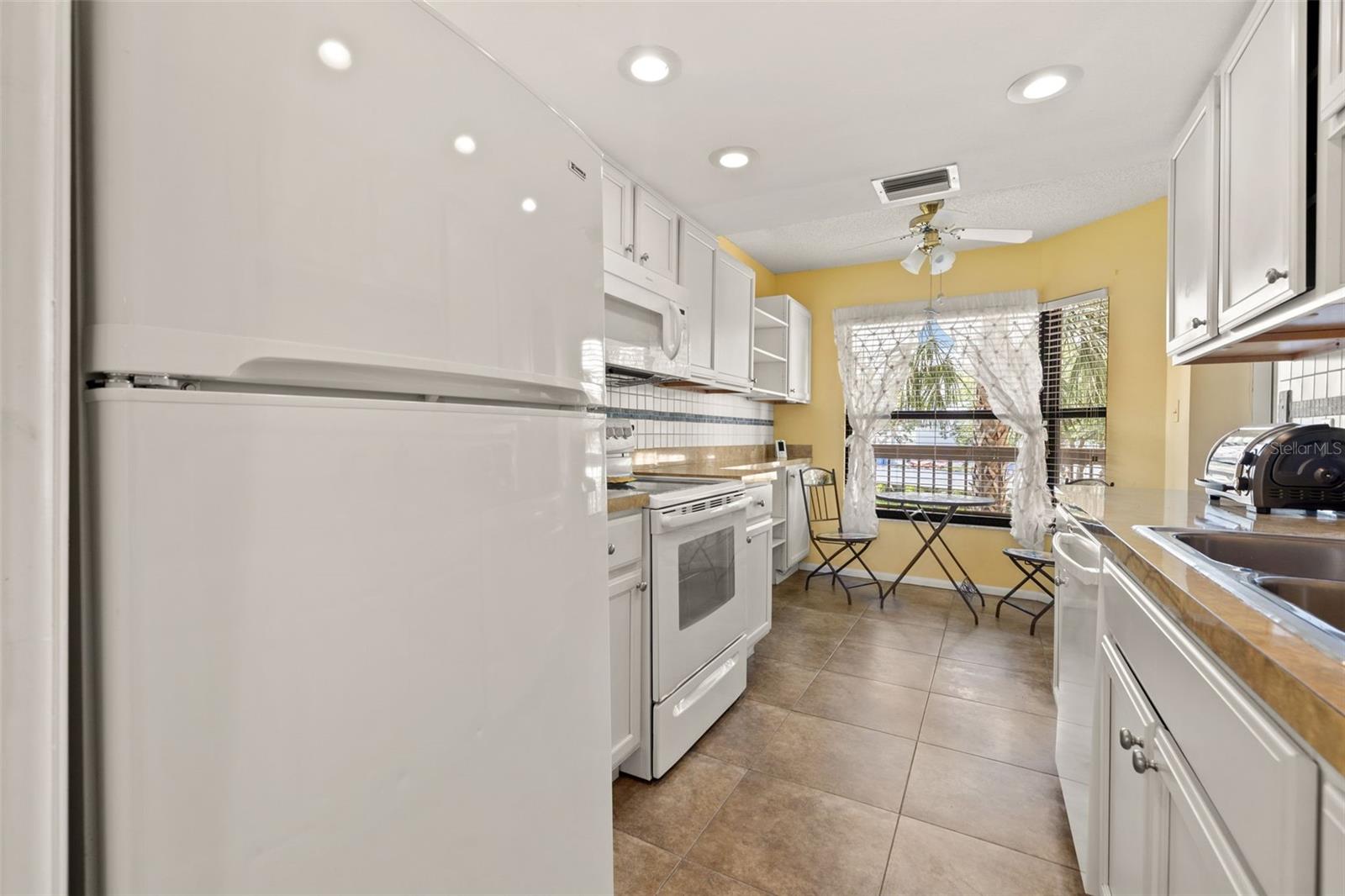 Listing photo id 10 for 1316 Pasadena Avenue S 202