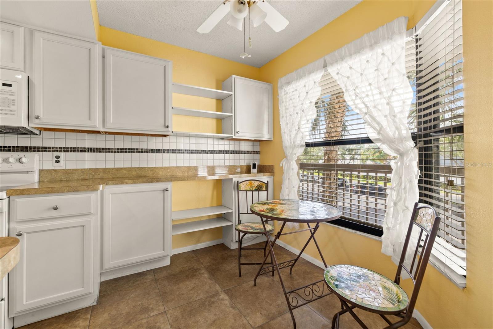 Listing photo id 11 for 1316 Pasadena Avenue S 202