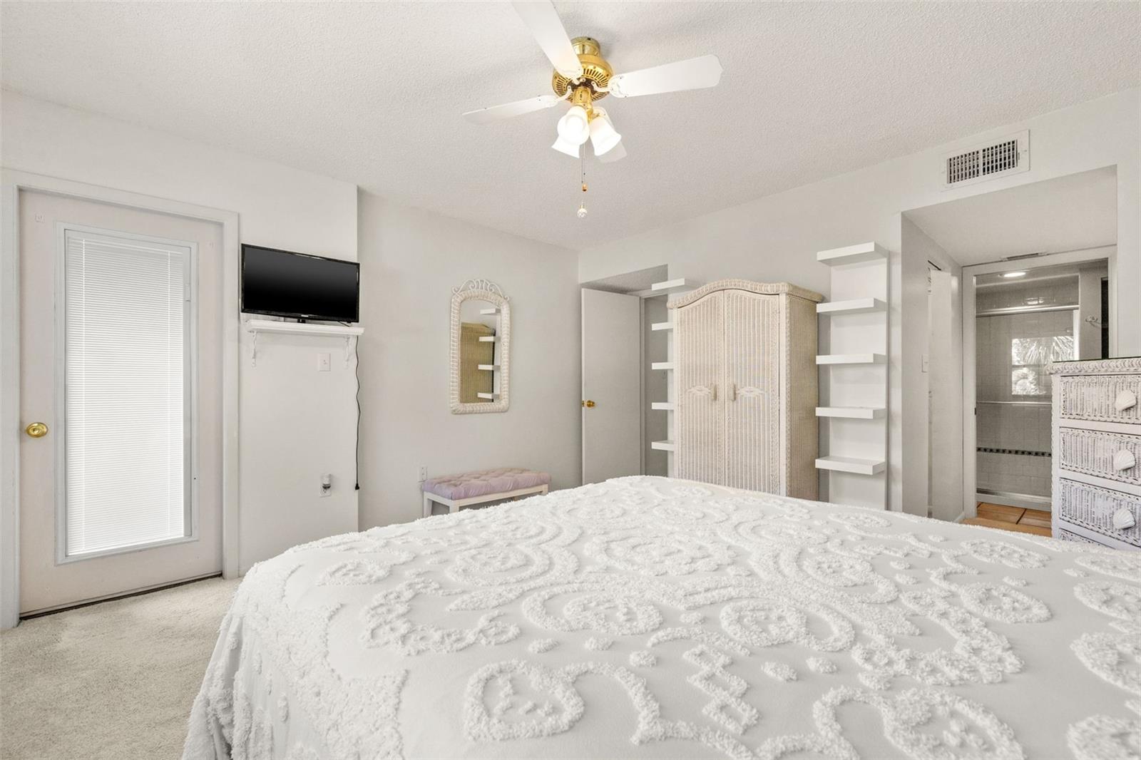 Listing photo id 13 for 1316 Pasadena Avenue S 202