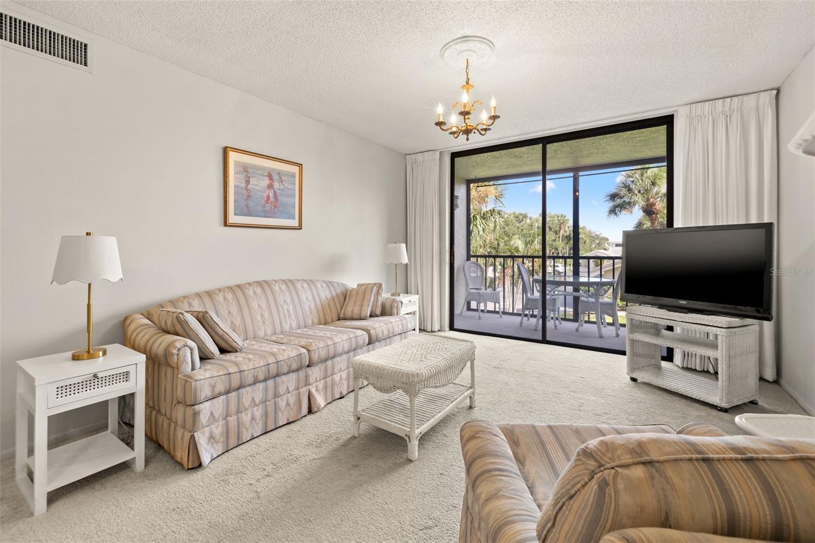 Listing photo id 2 for 1316 Pasadena Avenue S 202