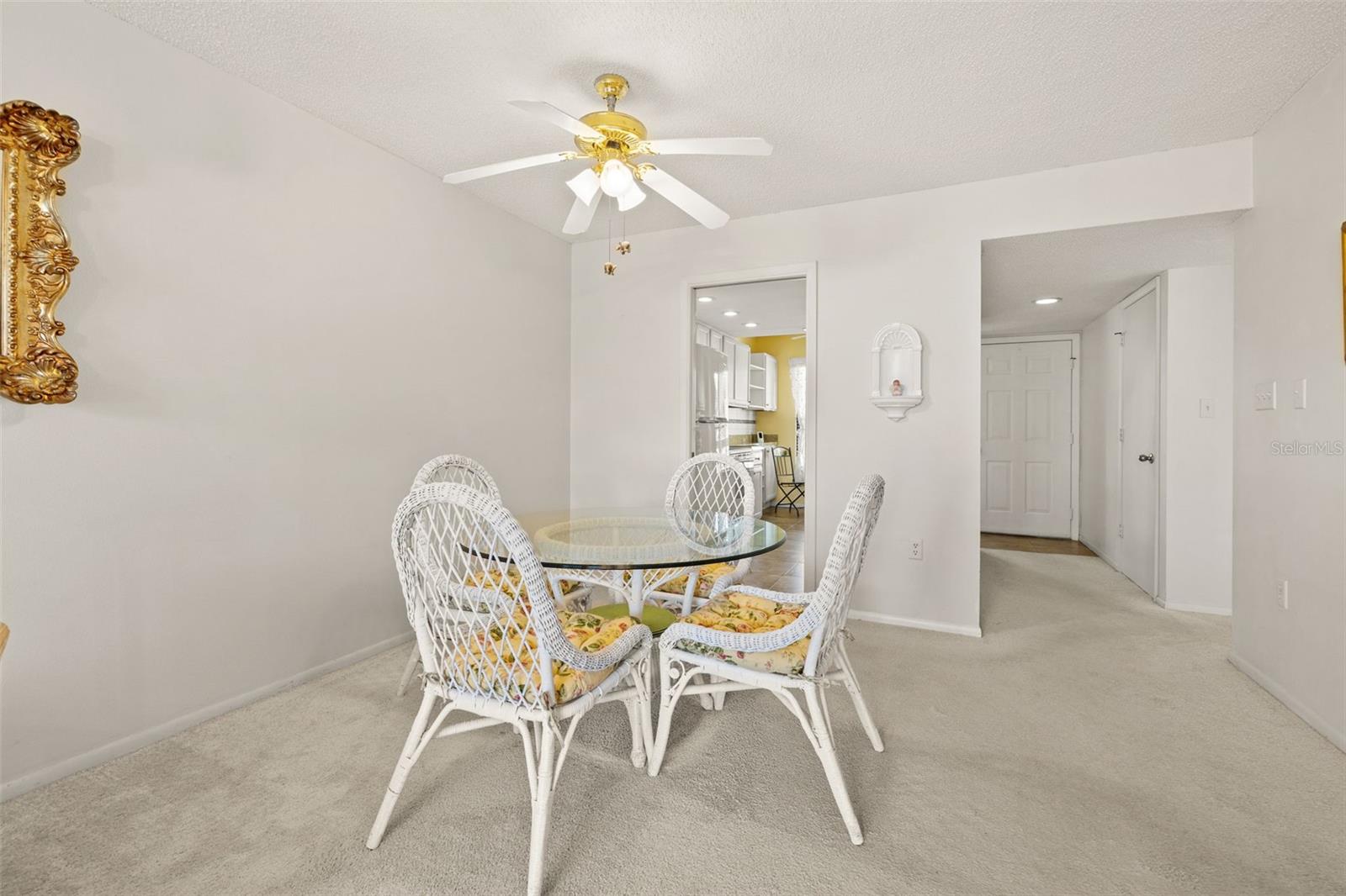 Listing photo id 3 for 1316 Pasadena Avenue S 202