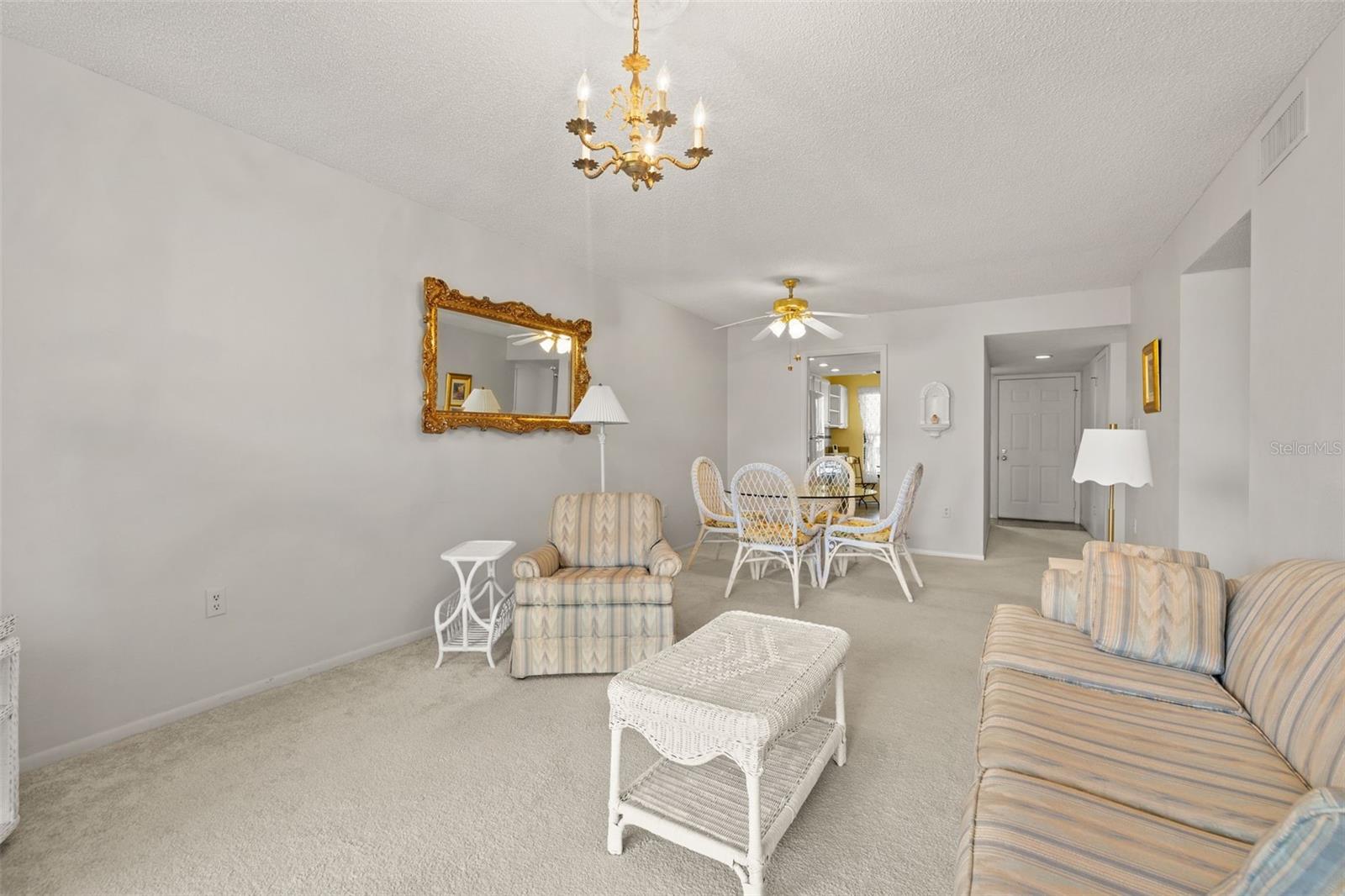 Listing photo id 4 for 1316 Pasadena Avenue S 202