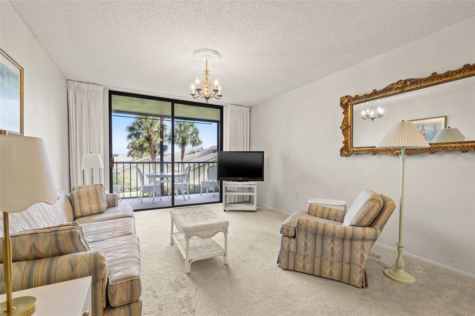 Listing photo id 5 for 1316 Pasadena Avenue S 202