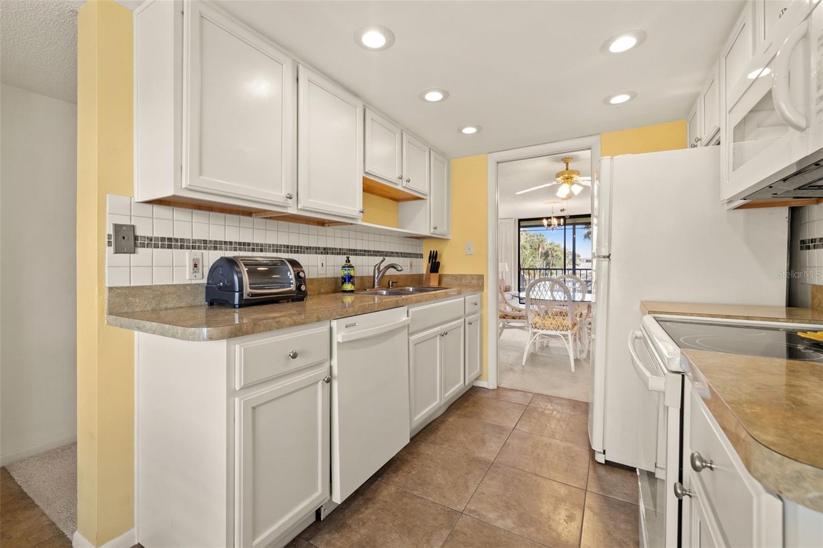 Listing photo id 6 for 1316 Pasadena Avenue S 202