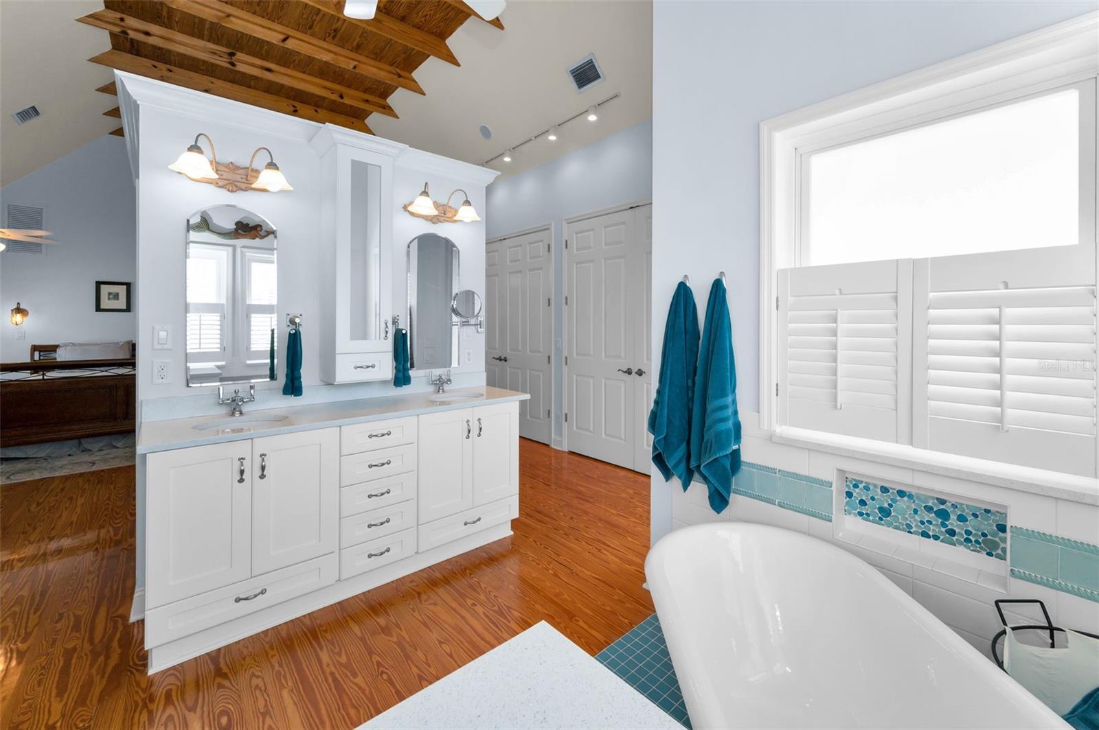 Image 46 of 75 For 12108 Lagoon Lane