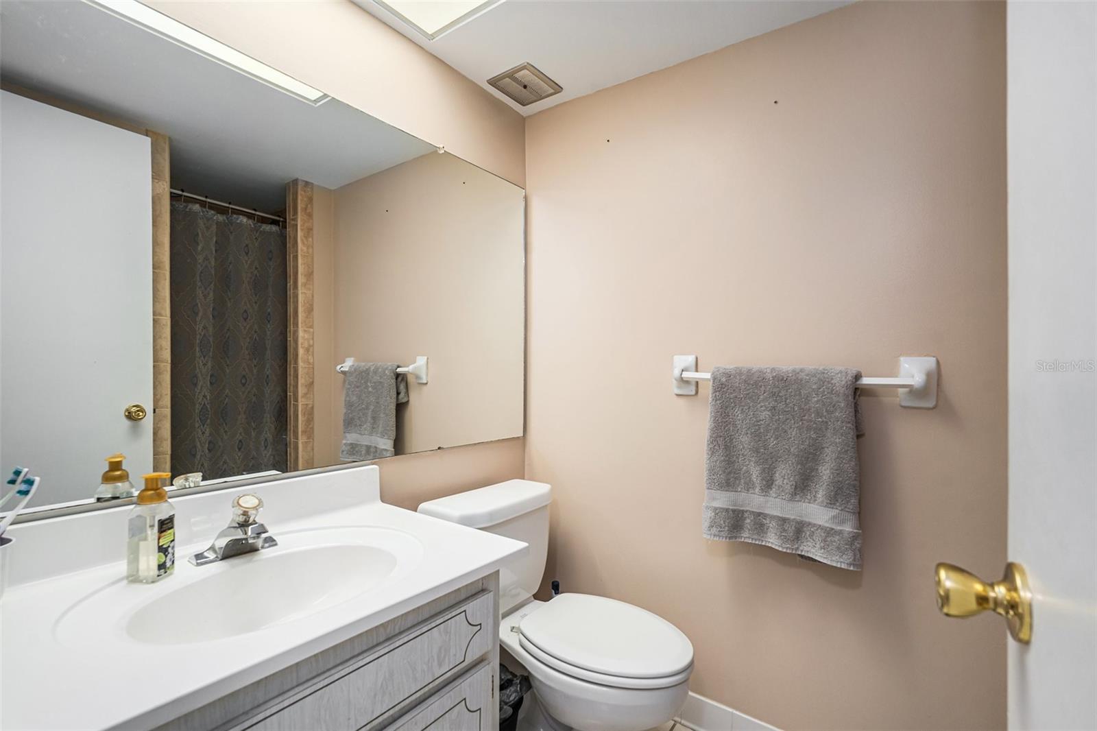 Listing photo id 18 for 5123 Topaz Lane 202