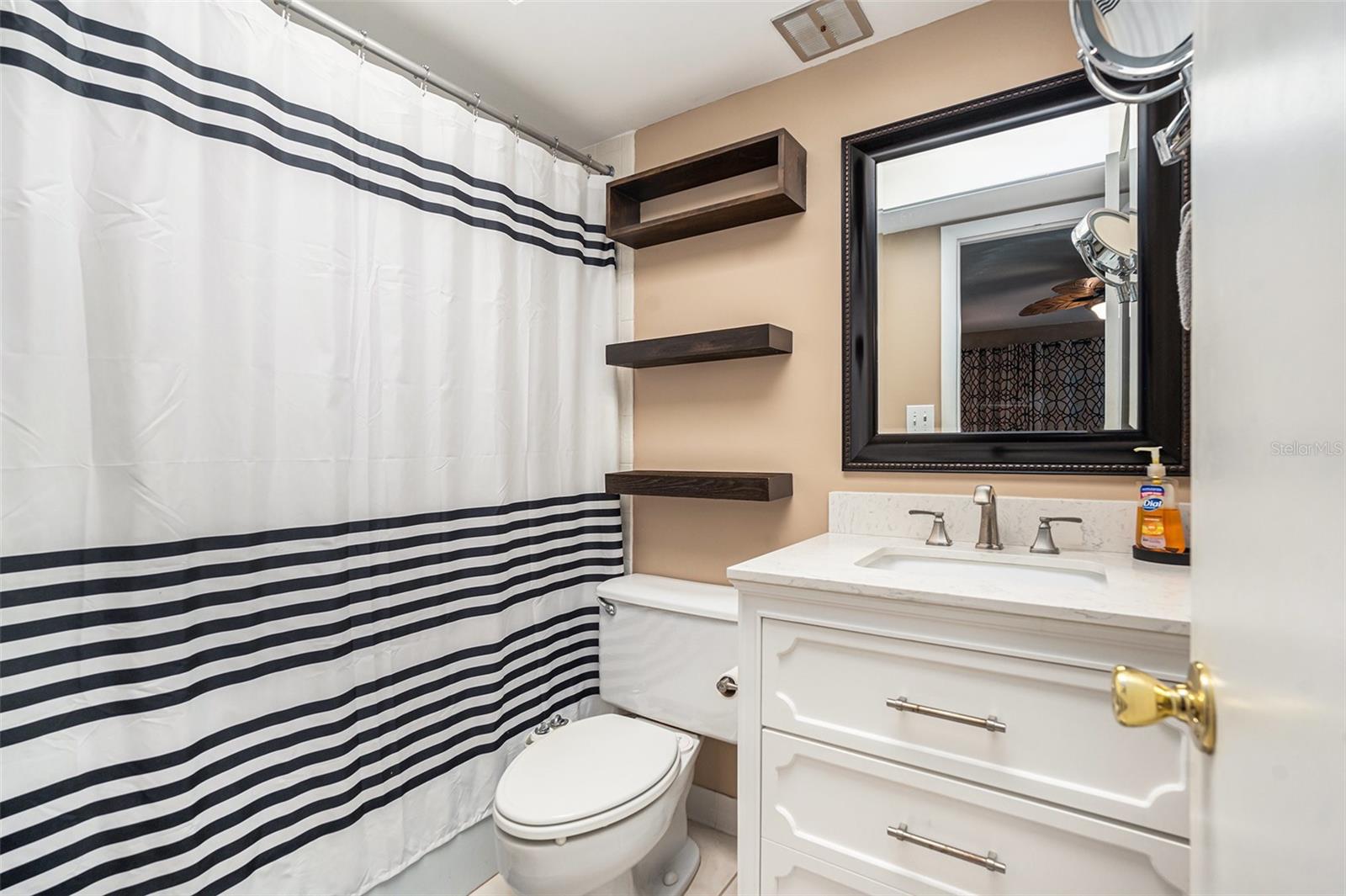Listing photo id 22 for 5123 Topaz Lane 202
