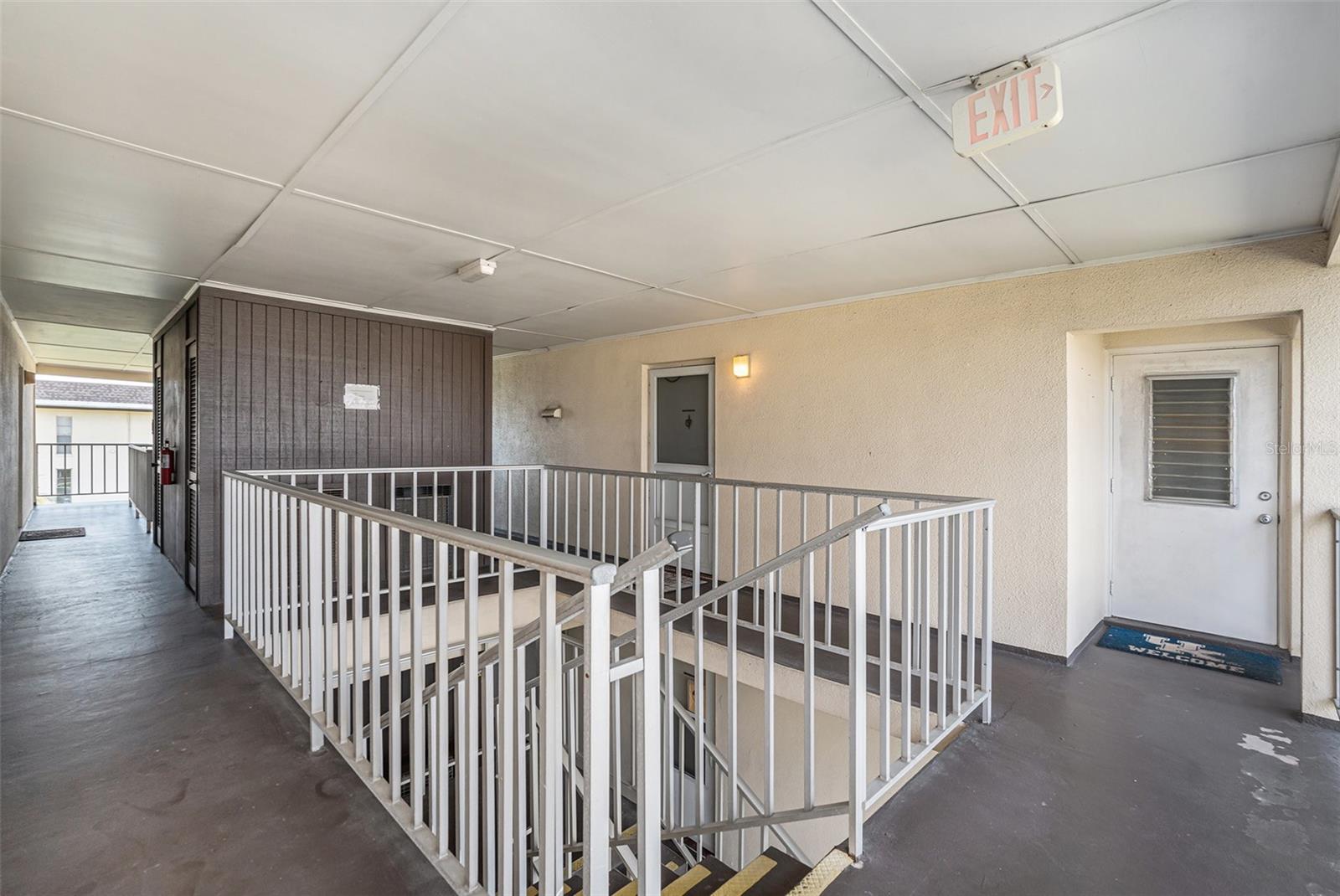 Listing photo id 3 for 5123 Topaz Lane 202