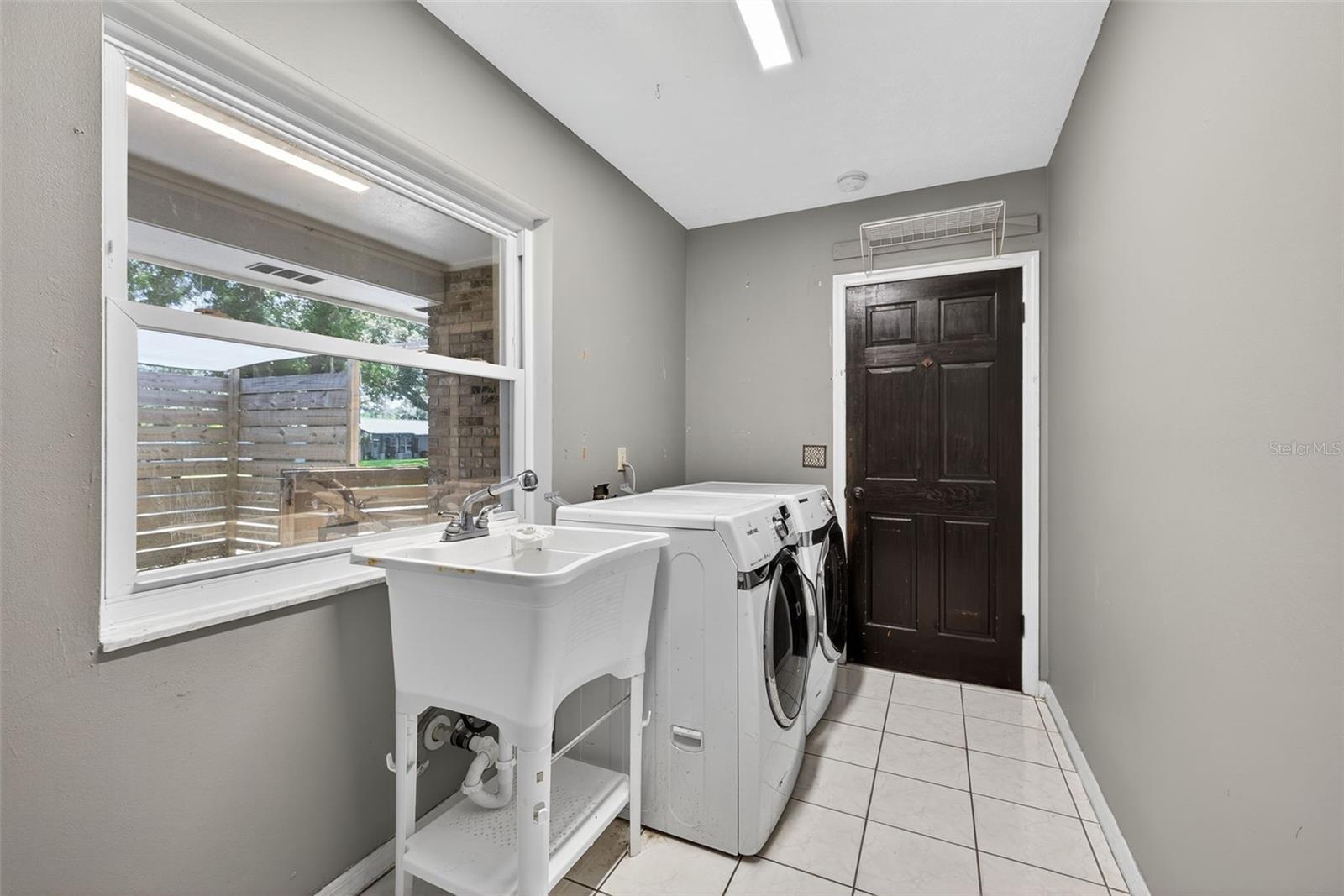 Image 19 of 56 For 2806 Springdell Circle