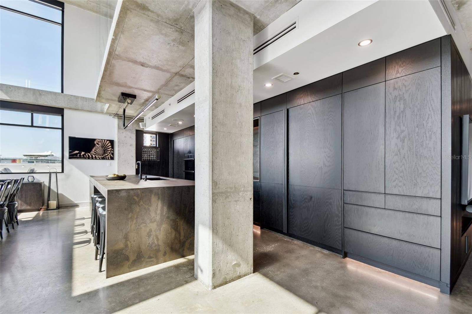 Listing photo id 9 for 101 12th Street 612
