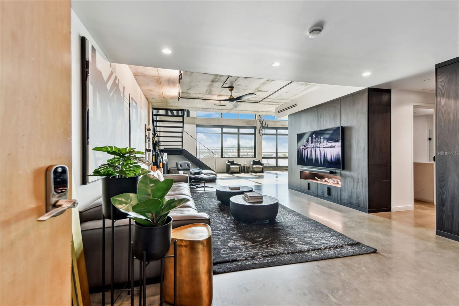 Listing photo id 12 for 101 12th Street 612